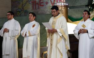 Durante la misa conmemorativa en memoria del obispo John Manz, los padres Marco Antonio Franco y Lorenzo Gamboa acompañan al padre Chema el 18 de julio de 2023 en la parroquia San José Sánchez del Río.