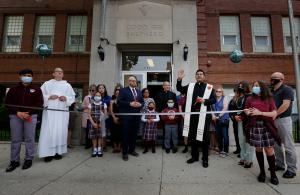 El padre Chema, como pastor de Good Shepherd, da una bendición antes de la ceremonia del corte de listón en la reapertura de la escuela Good Shepherd, en 2725 S. Kolin Ave., el 2 de junio de 2021.