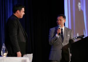 El padre Chema interactúa con Enrique Rodríguez, de Univisión Chicago, durante la XIX Noche de Gala en el Centro de Conferencias Drury Lane el 10 de noviembre de 2017.