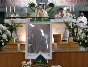 El padre Chema celebra la oración eucarística con sacerdotes del área durante uno de los tres días de oración en memoria del obispo Manz, en San José Sánchez del Río, en julio de 2023.