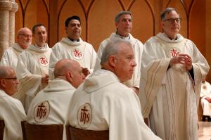 Los obispos esperan de pie mientras el cardenal Christophe Pierre, nuncio apostólico en los Estados Unidos, lee las cartas que el papa Francisco escribió, donde los nombra obispos. Foto: Karen Callaway/Católico