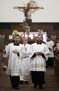 Juan Pablo Macías y Luis Delgado Robles guían la procesión.