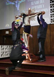 Doroteo Cisneros, Martín Carrillo y Carlos Campos aseguran la imagen antes de la misa.
