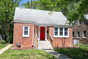 La casa de infancia del papa León XIV en Dolton, IL. Una marejada de peregrinos y visitantes curiosos empezó a llegar a la pequeña casa de ladrillo a las pocas horas que se anunció su elección como Papa. La casa se encuentra en 212 E. 141st Pl., a una milla al sur de Chicago. Fotos: Clinton Cottrell/Católico