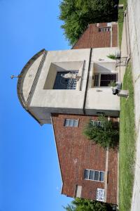 La familia Prevost asistía a esta iglesia, St. Mary of the Assumption, en 13764 S. Leyden Ave. en el vecindario de Riverdale, en el sur de Chicago, muy cerca de Dolton. El Papa fue monaguillo en esta iglesia.