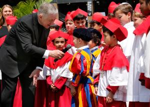 El cardenal Cupich entrevista a los alumnos de Our Lady of Mount Carmel Academy que participaron en una representación del cónclave que se hizo viral en las redes sociales. Foto: Karen Callaway/Católico