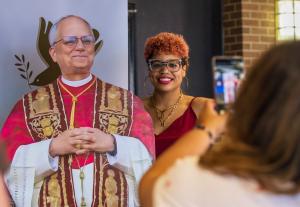 Asistentes se tomaron fotos con imágenes de cartón con la figura del papa. Foto: Denise Duriga/Católico