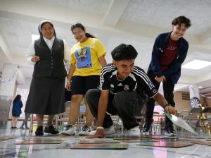 Eddie Altamirano juega un juego de memoria con el grupo.