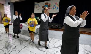 Yareli Martinez, Hna. Juana Patricia Guerrero, Rocío Martínez, Hnas. IIse Aguilar y Beatriz Gonzalez Cruz durante una rutina de baile.