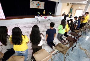 Jóvenes oran durante la adoración en Inmaculada Concepción el 19 de julio, durante la Jornada Mundial de la Juventud.