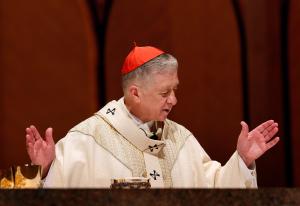 El cardenal Cupich ora durante la oración eucarística en misa.