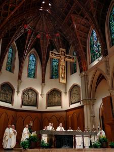 El cardenal celebra la oración eucarística rodeado de obispos de Chicago y diócesis vecinas.