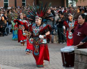 Miembros de Danza Azteca Guadalupana expresan su devoción. Foto: Karen Callaway/Católico