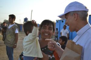El papa León XIV, entonces obispo Prevost, de la diócesis de Chiclayo visita a familias que recibirán vivienda como respuesta a la inundación en el norte de Perú en 2017. Foto: Caritas Chiclayo