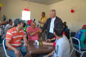 El papa León XIV, entonces obispo Prevost, de la diócesis de Chiclayo, Perú, saluda a miembros de la comunidad en la parroquia del Señor de los Milagros, donde se abrió un comedor para recibir a migrantes venezolanos en 2018. Foto: Imagen institucional Caritas Chiclayo