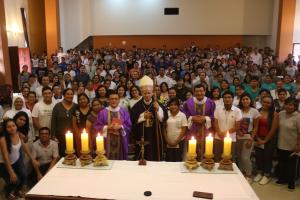 El entonces obispo Prevost, de la diócesis de Chiclayo, Perú, ora con un grupo de catequistas en su retiro anual en 2019. Foto: P. Fidel Purisaca Vigil, director de la Oficina de Prensa y Comunicación, Diócesis de Chiclayo, Perú.
