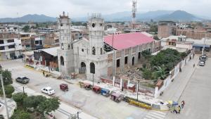 La Iglesia parroquial de Santo Domingo de Guzmán en Olmos, Perú, parte de la diócesis de Chiclayo, se había derrumbado después de las fuertes lluvias de 2017. Foto: Cortesía del Papa León XIV