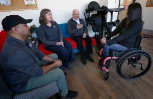Emiliano Rojas, Jessica Corbus y Bob Shea, de Devices 4 the Disabled, visitan a Leesly Huerta en marzo de 2025. Fotos: Karen Callaway/Católico