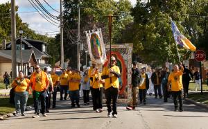 Activistas en favor de los inmigrantes en la procesión rumbo a Broadview el 11 de octubre. Fotos: Karen Callaway/Católico