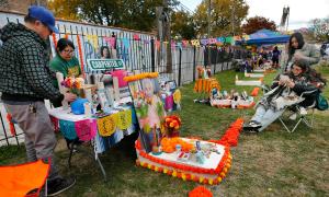 Miembros de la familia Hernández decoran el altar a sus seres queridos., el 1 de noviembre en San Procopio.
