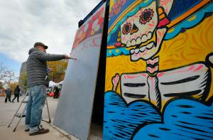 Juan Carlos Torres pinta motivos alusivos al Día de Muertos en la entrada de la festividad en San Procopio el 1 de noviembre.