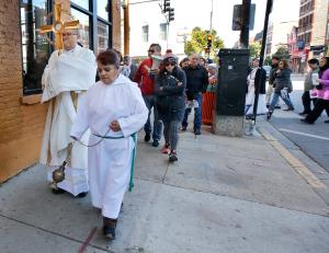 El diácono Rafael Yáñez lleva la Eucaristía durante la procesión organizada por la parroquia San Procopio en Pilsen, en apoyo a los inmigrantes el 26 de octubre.
