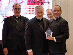 El padre Claudio Díaz Jr. recibe el premio Evangelii Gaudium (La Alegría del Evangelio)