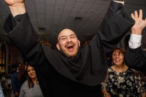 El padre Homero Sánchez, pastor de St. Rita of Cascia recibió el reconocimiento Obispo Juan Manz.