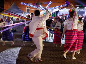 Grupos de danza folclórica mexicana expresaron su devoción a la Virgen en Des Plaines el 11 de diciembre. Fotos: Karen Callaway/Católico