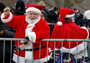 Santa Claus y la Sra. Claus hicieron su aparición durante la cabalgata el 6 de diciembre, gritando “Viva Nuestra Señora de Guadalupe”.