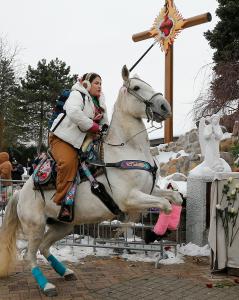 Una jinete se aferra a las bridas cuando su caballo salta cerca de la imagen de la Virgen de Guadalupe el 6 de diciembre, durante la cabalgata organizada por el Club Vaqueros Unidos.