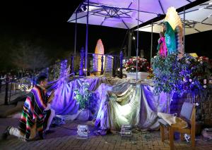 La noche del 11 de diciembre en el Santuario de Des Plaines, feligreses voluntarios montaron una representación de la aparición de Ntra. Sra. de Guadalupe a San Juan Diego en el cerro del Tepeyac.