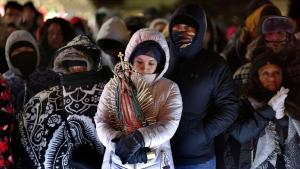 Peregrinos que asistieron al Santuario en Des Plaines la noche del 11 de diciembre, durante la misa. Algunos caminaron por varias millas en el frío para estar en esta celebración.