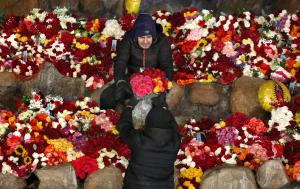 Voluntarios depositan las flores que miles de peregrinos trajeron al Santuario de Des Paines como tributo a la Morena del Tepeyac.