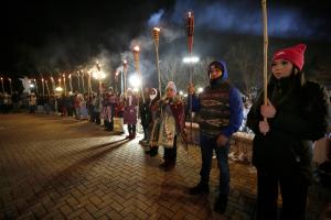 Corredores después de encender sus antorchas con la flama del Santuario, listos para llevarlas de vuelta a sus parroquias.