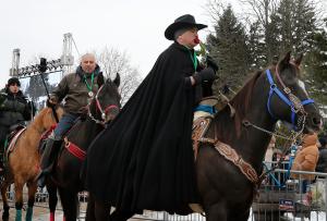 El padre Esequiel Sánchez, rector del Santuario de Des Plaines, durante la cabalgata del 6 de diciembre.