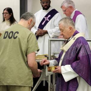 El cardenal Cupich dio personalmente la comunión a los hombres.