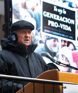 El cardenal Blase J. Cupich de Chicago habla a miles de participantes que enfrentaron las frías temperaturas durante la Marcha por la Vida de Chicago el 14 de enero. Foto: Karen Callaway/Católico.