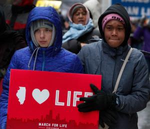 Miles de participantes enfrentaron las frías temperaturas durante la Marcha por la Vida de Chicago que comenzó en la Plaza Federal el 14 de enero. Foto: Karen Callaway/Católico.